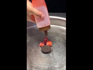 Булочки с мороженым Oreo и клубничным шоколадом - Корейская уличная еда