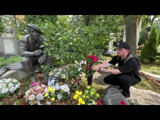 Красивый портрет и цветы на могиле великого Юрия Никулина 🙏 Новодевичье кладбище