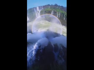 Огромный комплекс водопадов, расположенный на стыке пересечении рек Парана и Игуасу