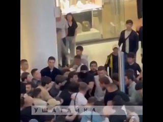 В Москве мигранты из Чечни устроили массовую драку в ТЦ «Ривьера», таким образом животные мастурбеки развлекаются