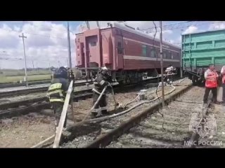 В Астраханской области пожарный поезд тушит задымившийся вагон