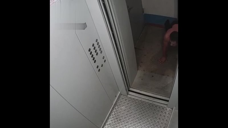 Неадекват в лифтовой