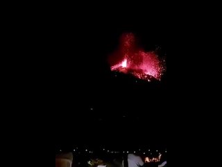 Мощный взрыв на вулкане Стромболи в Италии. 8 августа 2023 года.
