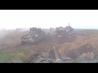 🇷🇺🇺🇦The APU column in the Zaporozhye direction is ambushed. The footage shows already knocked out enemy equipment and, in the di