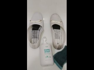 Как вернуть белым туфелькам белый цвет. Используем жидкое мыло Атоми и губку для мытья посуды.
