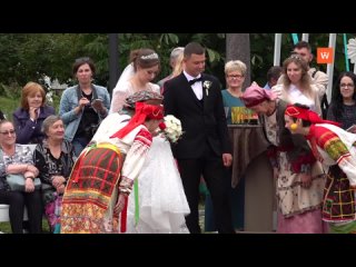 Свадебный обряд для трёх пар молодоженов провели артисты «Вереска»