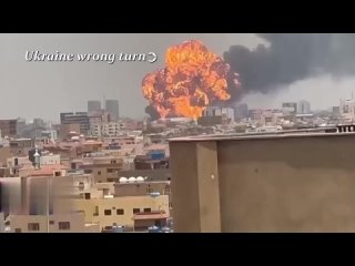 В Хартуме взорвался склад боеприпасов возле Главного командования вооруженных сил и президентского дворца.