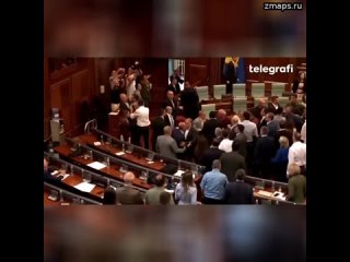 Сегодня в парламенте Косово вспыхнула крупная драка после того, как член оппозиции облил водой премь