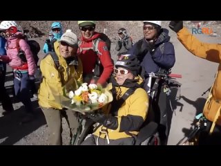 90-летний альпинист покорил гору Фудзи в инвалидной коляске