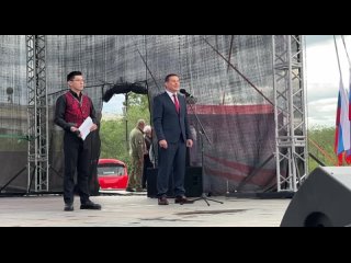 Руководитель администрации губернатора Забайкальского края Марат Мирхайдаров поздравил собравшихся на площади читинцев с Днём фл