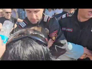 Кадры применения полицейским удушающего приёма к подростку во время протестов в Ереване