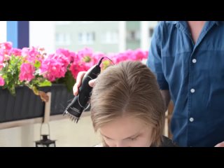 DF Hairdressing - German (？) Girl Shaved
