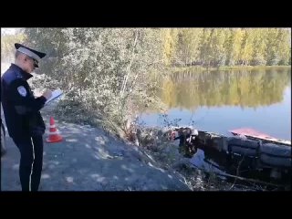 В ГИБДД прокомментировали падение грузовика в пруд в Первоуральске