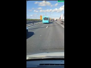 Лазурный автобус Петербурга едет по КАДу