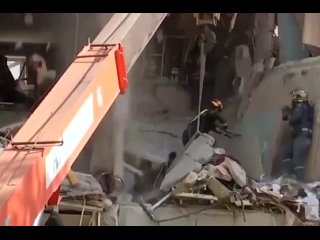 Спасателей придавило бетонной плитой