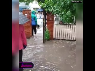 Ростов-на-Дону затопило — потоки воды образовали реки на тротуарах  Сентябрьский ливень, обрушившийс