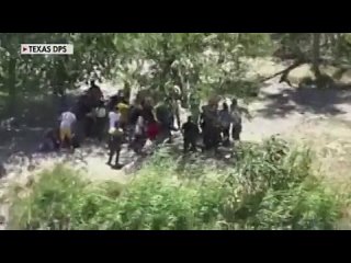 🇲🇽 🇺🇸Un dron graba a delincuentes con machetes agrediendo a migrantes en la frontera de México y