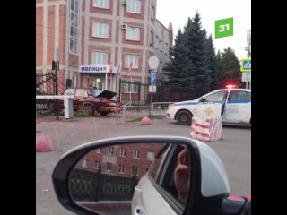 «ВАЗ» врезался в ворота возле здания полиции