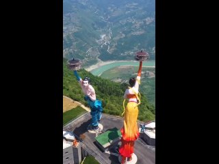 На краю обрыва, 1200 метров над землей:  аттракцион “Летающий поцелуй“ в Китае

Экстремальный аттракцион Flying Kiss в Чунцине,