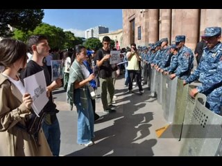 Les manifestants devant le btiment du gouvernement armnien ne vont pas se disperser. Ils ont l'intention de passer la nuit