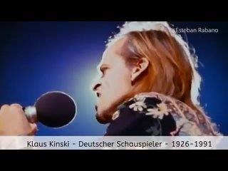 Klaus Kinski spricht in den 1970er Jahren die versammelte Menge als „Nutzlose Fresser“ an und beleidigt diese damit