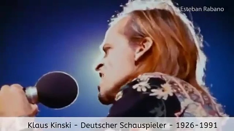 Klaus Kinski spricht in den 1970er Jahren die versammelte Menge als Nutzlose Fresser an und beleidigt diese