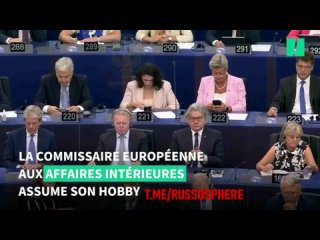 🇪🇺🤡 LES FONCTIONNAIRES DE L’UE S’OCCUPENT DE QUESTIONS IMPORTANTES : LE COMMISSAIRE EUROPÉEN TRICOTE LORS D’UNE RÉUNION