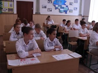 В Старобешевской школе № 1 состоялись урок мужества Эхо Беслана и акция Вместе против террора