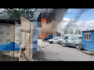 Огонь вспыхнул на территории нефтебазы “Ручьи“ в Санкт-Петербурге, сообщает телеканал 78. Огромные клубы черного дыма можно заме