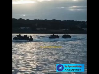 Британские коммандос обучают украинских морских пехотинцев.