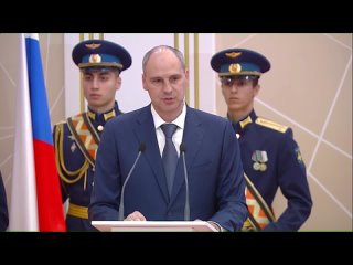 Губернатор Оренбургской области Денис Паслер поздравляет Дмитрия Азарова со вступлением в должность