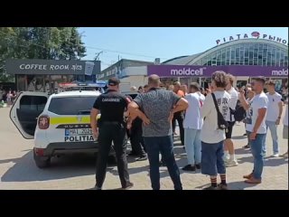 В молдавском городе Бельцы полицейские забрызгали лицо мужчины газом из баллончика