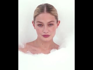 Gigi Hadid 🧼🛁🍒 #Jacquemus