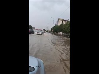 Град, дождь и шквалистый ветер: в Грозном затопило дороги и сорвало крыши с нескольких домов