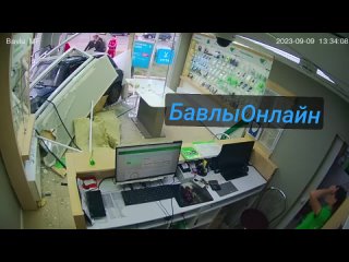 В Татарстане легковушка врезалась в салон сотовой связи