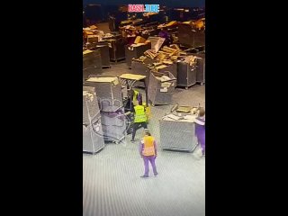 🇷🇺 В подмосковной Электростали на работника склада упала гофра