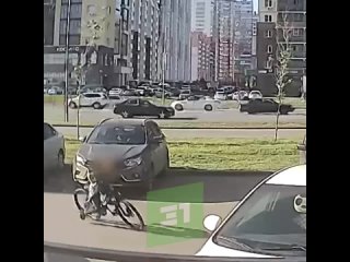 В Челябинске школьник на велосипеде впечатался в припаркованную машину