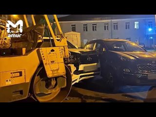 Парень из Южно-Сахалинска угнал грунтовый каток и разбил три автомобиля