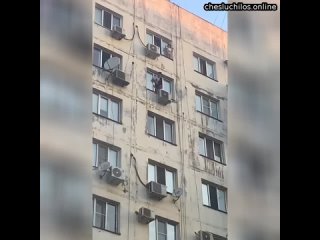 В Дагестане 4-летняя девочка чуть не упала с 9 этажа, пока молодая мать тусила  Зумрат и Багижат (об