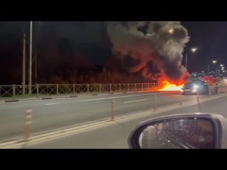 Дым до небес поднялся от горящего автомобиля на выезде из Петрозаводска