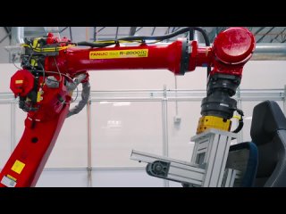 Робот тестирует сидения в автомобилях Tesla