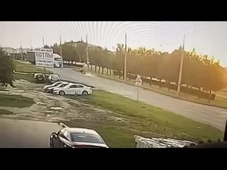 Момент аварии фуры и мотоцикла в Барановичах