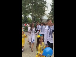 В День знаний украинские школьники водят зажигательные хороводы под «Мочим москалей» спивачки Валерии Охтирчанки.