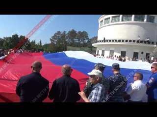 🇷🇺 В Севастополе на территории музейного комплекса «Диорама» развернули флаг России площадью свыше 500 квадратных метров
