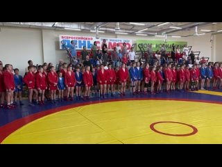 🤼‍♂️ На открытии соревнований нас немного подвел звук во время гимна, но наши юные самбисты не растерялись и дружно спели гимн.