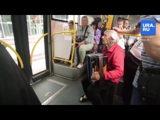 Пермяк Владимир в пермском автобусе сыграл пассажирам на гармони