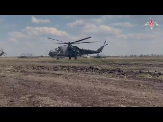 🇷🇺🚁🚀 Двойной удар: экипажи вертолетов Ми-35 продолжают наносить огневое поражение по объектам ВСУ 
📍  Купянское направление