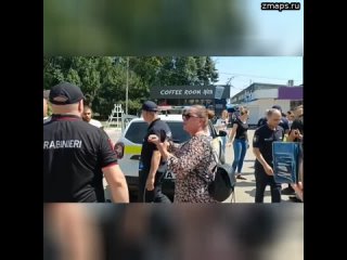В молдавском городе Бельцы полицейские схватили мужчину и забрызгали лицо газом из баллончика, сооб