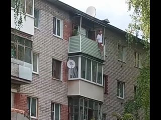 Неадекватный прыгун на балконе
