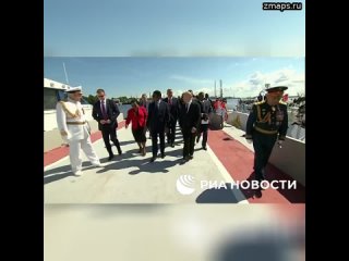 Путин посетил Кронштадт вместе с иностранными гостями военно-морского парада. Вместе с ним на катере